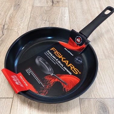 Fiskars keraamilise kattega praepann 28 cm, must